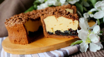 Очень вкусный и красивый десерт — карамельный сырник с черносливом