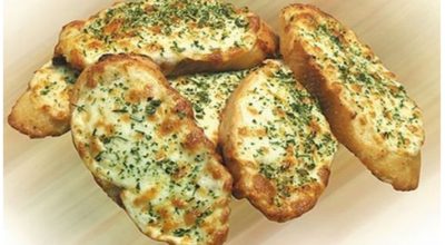 Запеченный чесночный хлебушек с сыром, на ароматы которого сбегутся все соседи! А готовится проще простого!