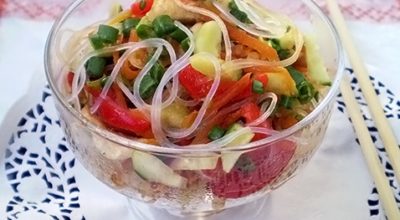 Салат с курицей, фунчозой и овощами